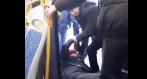 O rusoaică în vârstă a fost aruncată afară dintr-un autobuz pentru că a criticat războiul din Ucraina (VIDEO)