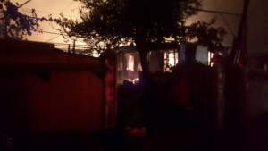 Prăpăd în Bacău: patru case și mai multe anexe gospodărești din comuna Buciumi, distruse de un incendiu