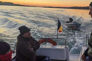 Doi bucureșteni aflați într-o barcă în derivă pe Dunăre, salvați de polițiștii de frontieră