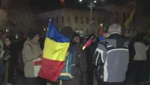 România REZISTĂ! Sute de oameni au cerut demisia Guvernului. Dragnea și Tăriceanu, printre „favoriții” protestatarilor