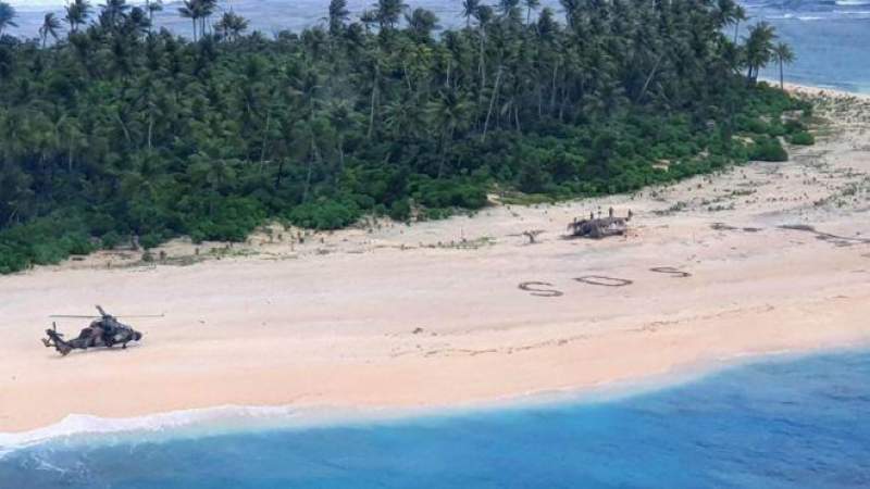 Ca-n filme: Trei marinari naufragiați pe o insulă mică din Pacific, salvați după ce au scris SOS cu pietre pe plajă
