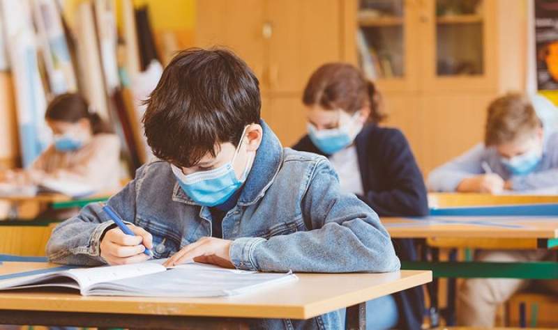 Guvernul va interzice folosirea măștilor textile în școli: „Să fie măști de uz medical”