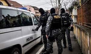 Sărbători fără scandalagii, în Botoșani: zece persoane reținute în urma unor percheziții efectuate de polițiști la Flămânzi și Frumușica