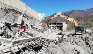 Au fost recuperate de sub dărâmături trupurile celor doi muncitori de la exploatarea minieră din Uricani (VIDEO)
