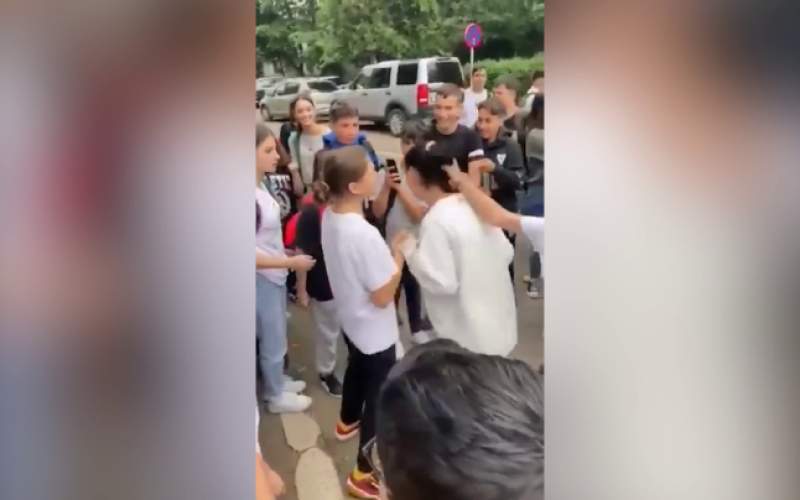 Eleve de clasa a VII-a, din Buzău, bătaie în fața școlii din cauza unui băiat (VIDEO)