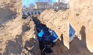 67 de civili, înmormântaţi într-o groapă comună în apropiere de Kiev (VIDEO)