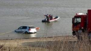 Trupul bărbatului căzut cu maşina în Dunăre împreună cu familia a fost găsit pe malul sârbesc, la 44 de kilometri distanţă