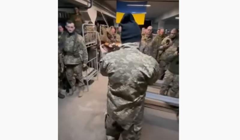 În pauza dintre bătălii: Imnul Ucrainei, cântat la vioară de un militar (VIDEO)