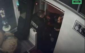 Ce se întâmplă în Franța dacă nu respecți restricțiile! Bărbat de culoare bătut zdravăn de patru polițiști pentru că nu purta mască (VIDEO)