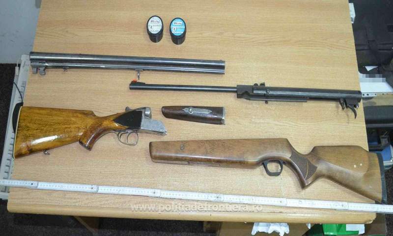 Arme de vânătoare şi alice fără documente de provenienţă, depistate în Vama Siret cu ajutorul câinelui polițist Abay