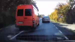 Depășire criminală: șoferul unei dube, aproape de impact frontal cu un TIR (VIDEO)