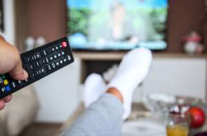 Oamenii de știință au confirmat: uitatul prea mult la televizor chiar te face mai prost!