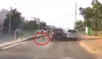 Momentul în care o fetiță de 8 ani este lovită de mașină pe trecerea de pietoni, în Iași (VIDEO)