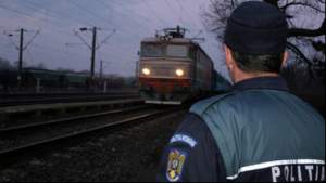 Un tânăr de 21 de ani s-a întins pe șina de cale ferată și a fost călcat de tren, în Neamț