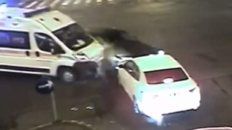 Ambulanță în misiune implicată într-un accident, în Timișoara: șoferița unei mașini lovite, singura băută (VIDEO)