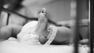 Bebeluș de 4 luni, mort după un tratament pentru roșu în gât: la necropsie s-a descoperit că avea pneumonie