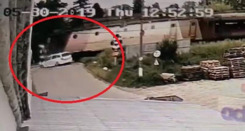 Momentul impactului: Imagini șocante cu accidentul feroviar de la Hălăucești (VIDEO)