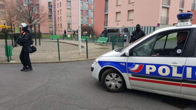 Trei tineri suspecți de terorism, reținuți de autoritățile franceze