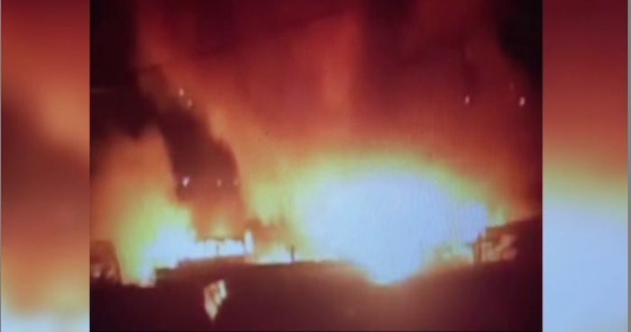 Incendiu violent într-o piață neautorizată din Onești. 50 de tarabe și un microbuz s-au făcut scrum