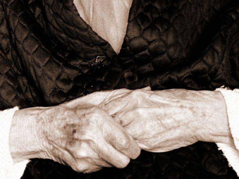 Bătrână de 87 de ani, din Alba, violată de un tânăr care a intrat peste ea în casă