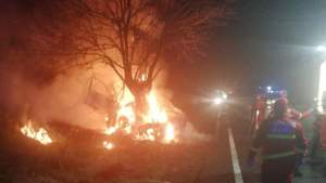 Tânără de 30 de ani moartă într-un accident îngrozitor, în Ialomița: mașina a luat foc după ce a lovit un copac