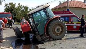 Tractor rupt în două de un BMW, în Teleorman: un minor și doi adulți au fost răniți (VIDEO)