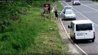 Unui șofer i-a fost confiscată mașina pentru că a aruncat gunoaie pe marginea drumului (VIDEO)