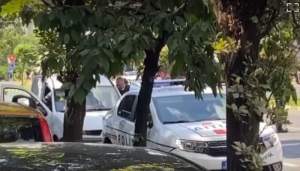 Bizar. O șoferiță din Oradea parcată neregulamentar s-a baricadat în mașină, timp de patru ore, refuzând să colaboreze cu polițiștii