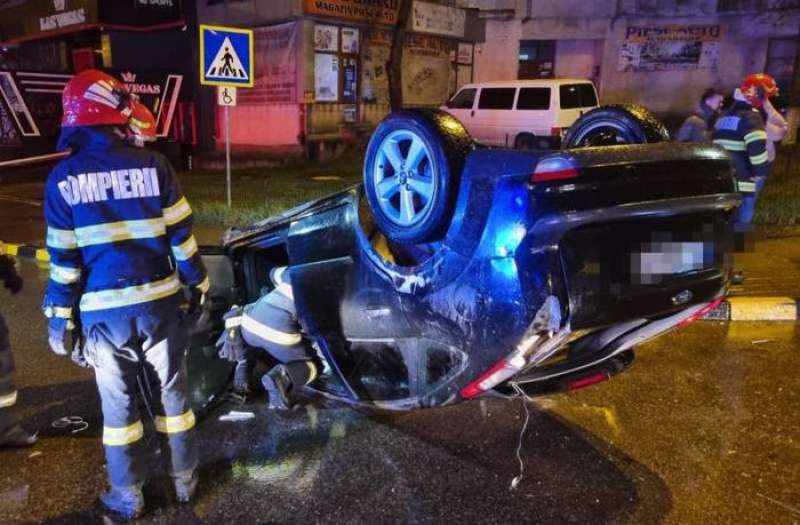 Doi tineri au ajuns la spital după ce mașina în care se aflau s-a răsturnat în Zona Industrială a Botoșaniului