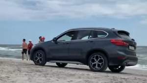 Revoltător! Un turist s-a plimbat cu BMW-ul pe plaja sălbatică de la Vadu