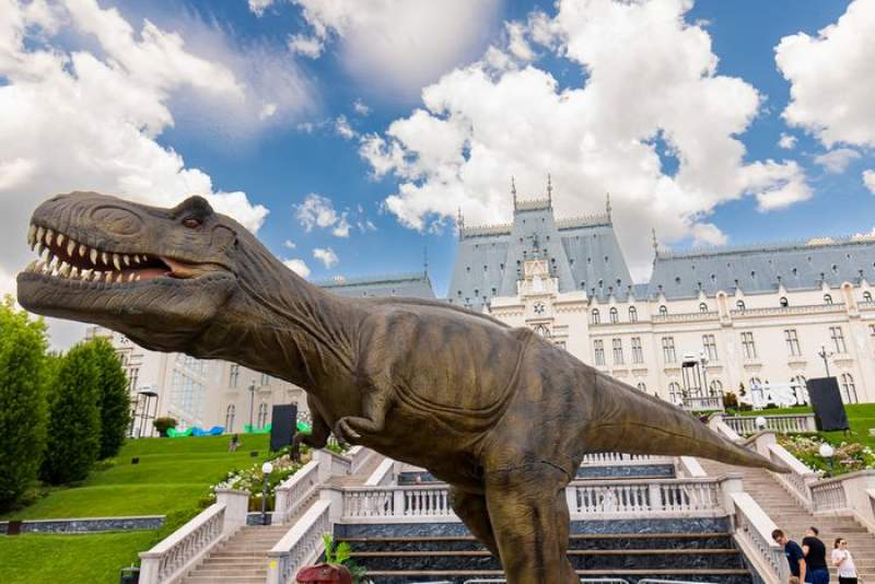 „Dinos in the Park” la Palas – 35 de dinozauri giganți animatronici le vor oferi vizitatorilor experiențe de neuitat