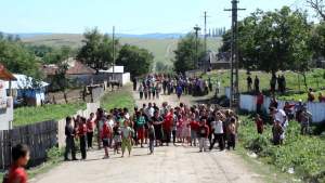 Cumătrie cu „strigături”... de luptă! Bătaie generală la o petrecere organizată într-un sat din Iași: cinci persoane au ajuns la spital