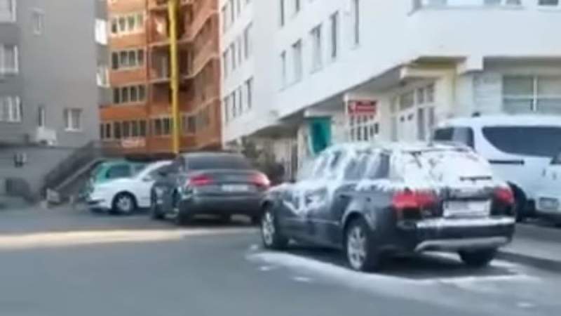 Răzbunare în stil bucovinean: mașină acoperită cu făină și ouă crude într-o parcare din Suceava (VIDEO)