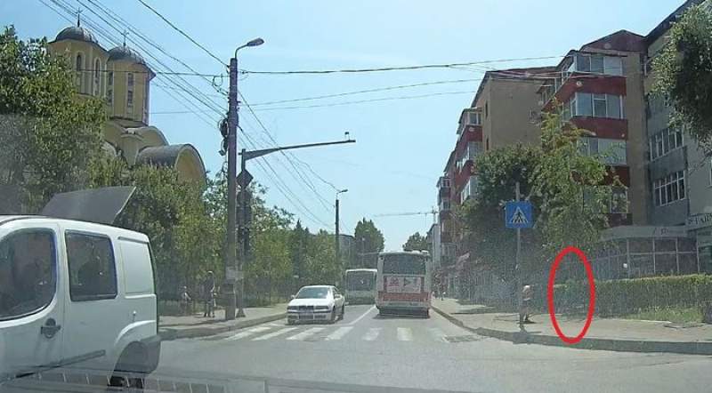 VIDEO EXCLUSIV. Tânăr din Iași lovit pe trotuar de un cablu