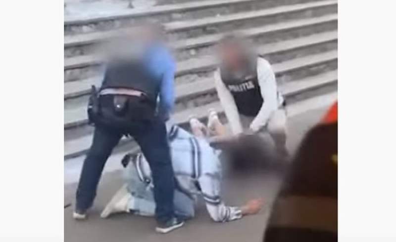 Imagini revoltătoare: Tânăr îngenunchiat și bătut „cu sete” de un polițist, în gara din Băile Tușnad (VIDEO)