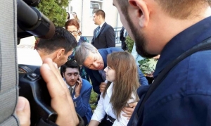 Incident la Fetești. Dacian Cioloș sare în ajutorul unei eleve căreia i s-a făcut rău în timpul discusurilor oficiale
