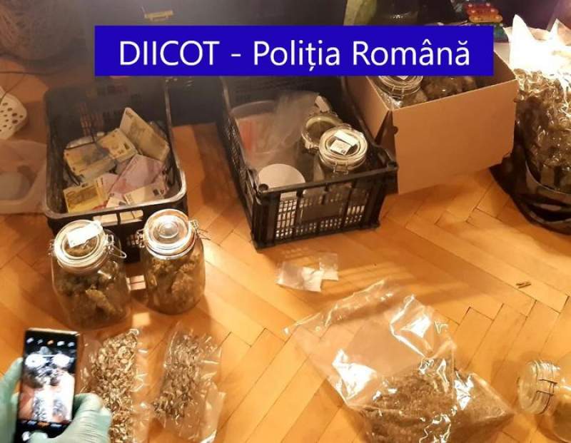Sume importante de bani și droguri de mare risc, ridicate de polițiști în urma unor percheziții în București, Ilfov și Prahova