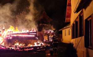 Incendiu provocat de un scurtcircuit, în Argeș: o biserică din lemn s-a transformat în scrum