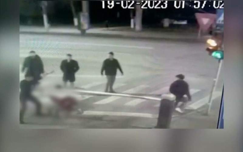 Tânăr în scaun cu rotile, bătut cu sălbăticie în fața Primăriei Roman. Un minor care l-a apărat a înjunghiat un agresor (VIDEO)