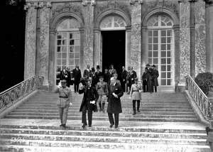 Delegația Ungariei părăsind Palatul Grand Trianon din Versailles, după semnarea tratatului, în 1920 (Foto: Wikipedia)