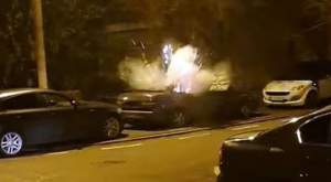 Doi tineri au distrus cu materiale explozive un autoturism abandonat și au aruncat petarde în curtea unei case (VIDEO)