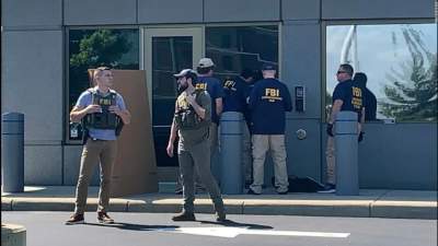 Bărbat înarmat împușcat mortal după ce a încercat să pătrundă în biroul FBI din Cincinnati